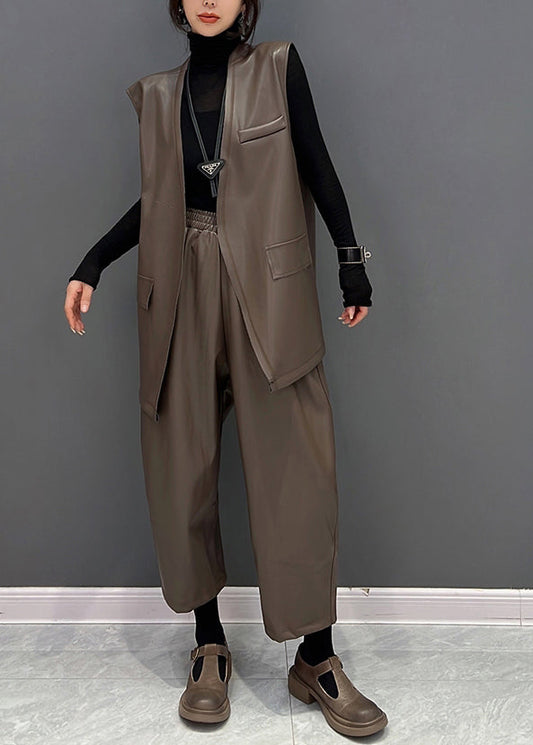 Braune Weste aus Kunstleder mit V-Ausschnitt und gerade geschnittene Hose, zweiteiliges Set für den Herbst