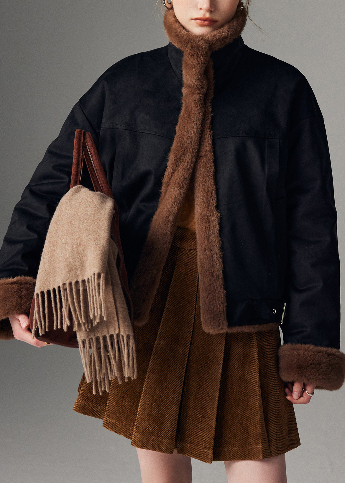 Braune Gebrauchsspuren an beiden Seiten der Taschen, Wildlederimitat-Mäntel, Stehkragen