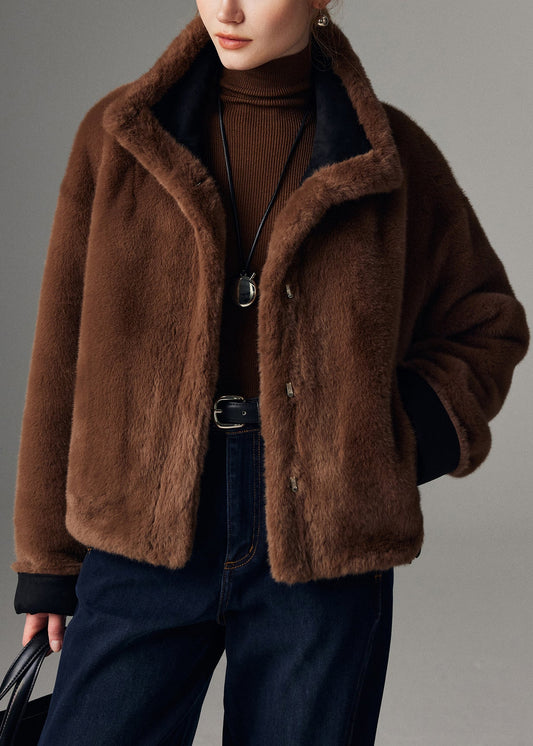 Braune Gebrauchsspuren an beiden Seiten der Taschen, Wildlederimitat-Mäntel, Stehkragen