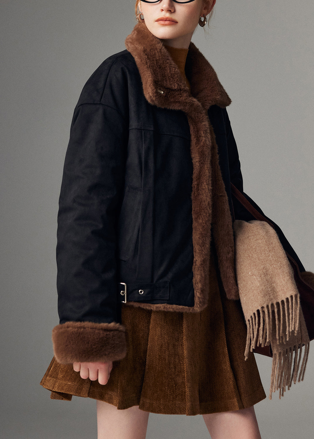 Braune Gebrauchsspuren an beiden Seiten der Taschen, Wildlederimitat-Mäntel, Stehkragen