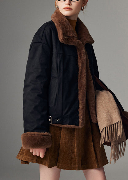 Braune Gebrauchsspuren an beiden Seiten der Taschen, Wildlederimitat-Mäntel, Stehkragen