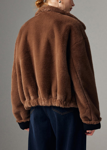 Braune Gebrauchsspuren an beiden Seiten der Taschen, Wildlederimitat-Mäntel, Stehkragen