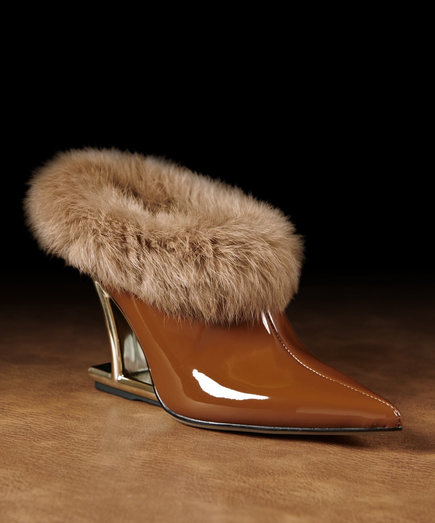 Cuña marrón de piel de vacuno con empalme elegante y forro de lana afelpada