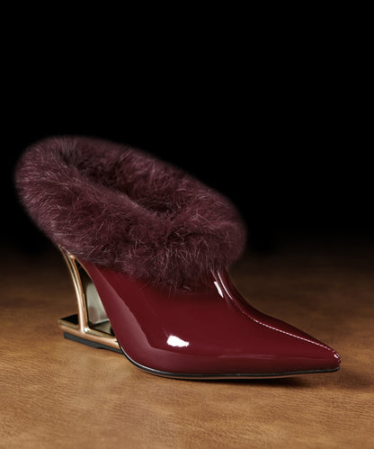 Cuña marrón de piel de vacuno con empalme elegante y forro de lana afelpada