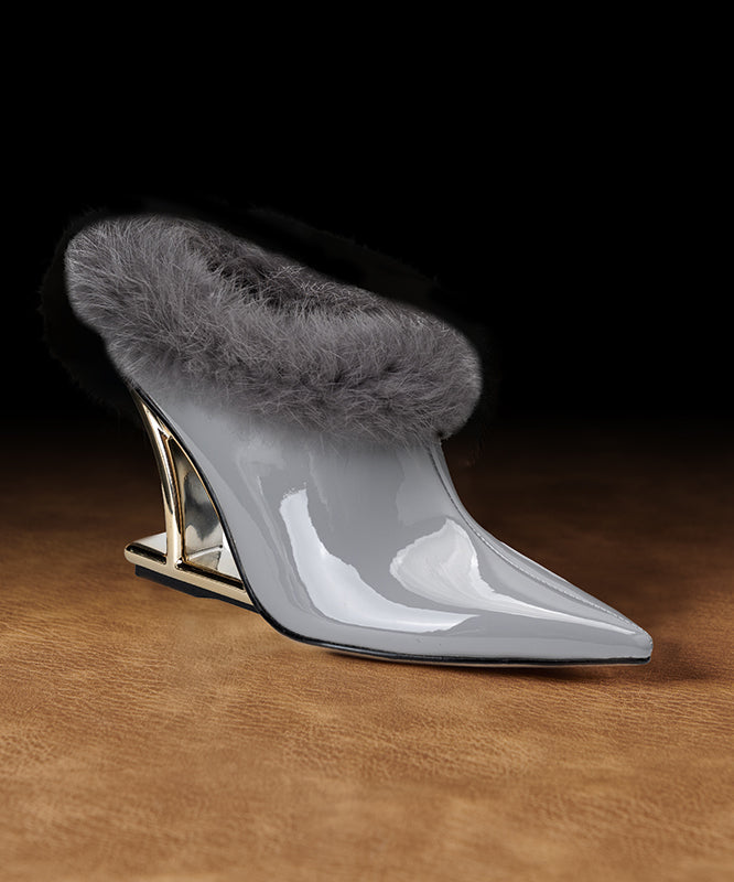 Cuña marrón de piel de vacuno con empalme elegante y forro de lana afelpada