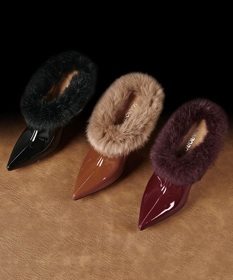 Cuña marrón de piel de vacuno con empalme elegante y forro de lana afelpada