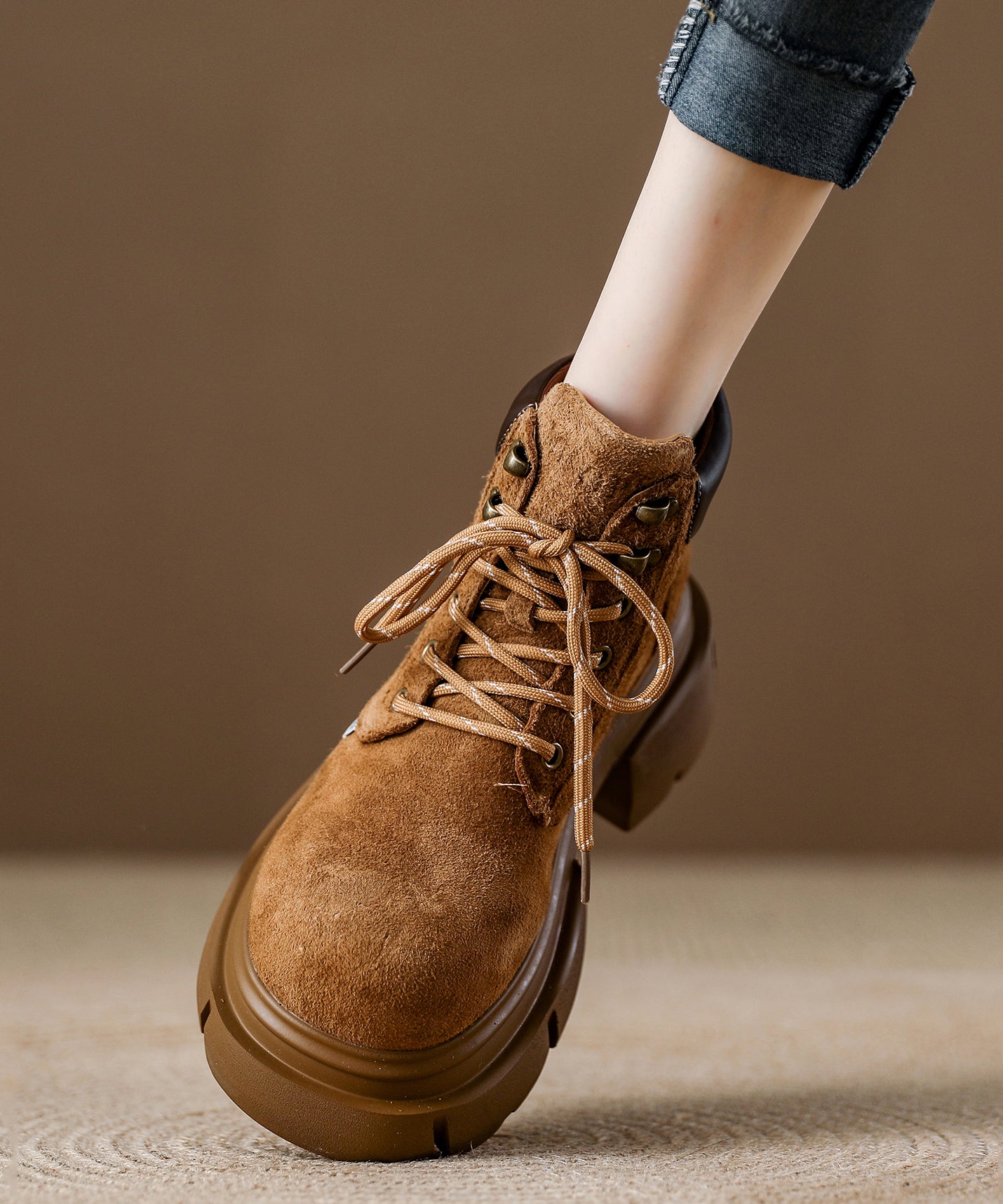 Kamelfarbene Plateau-Wildleder-Schnürstiefel mit bequemen Ziernähten