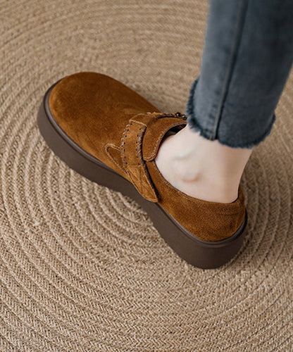 Zapatos planos de plataforma de ante color caramelo para mujer con correa de hebilla empalmada