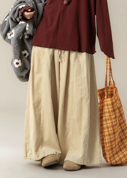 Lässige beigefarbene Cordhose mit weitem Bein für den Frühling