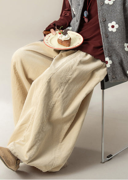 Lässige beigefarbene Cordhose mit weitem Bein für den Frühling