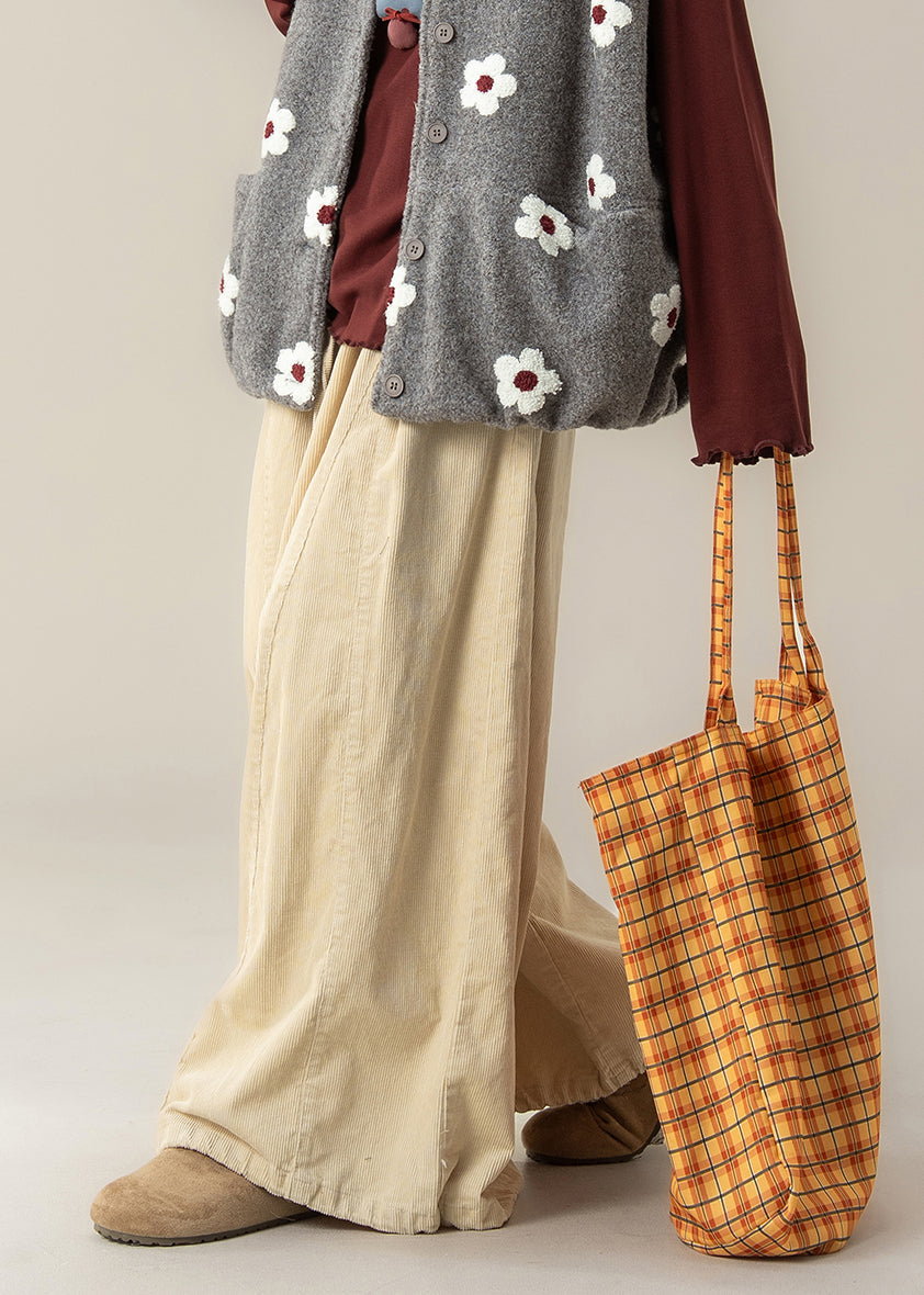 Lässige beigefarbene Cordhose mit weitem Bein für den Frühling