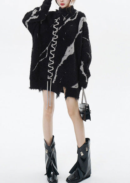 Lässiger schwarzer langer Pullover mit hohem Kragen, Print und Rissen, Winter