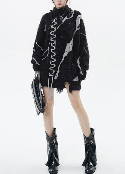 Lässiger schwarzer langer Pullover mit hohem Kragen, Print und Rissen, Winter