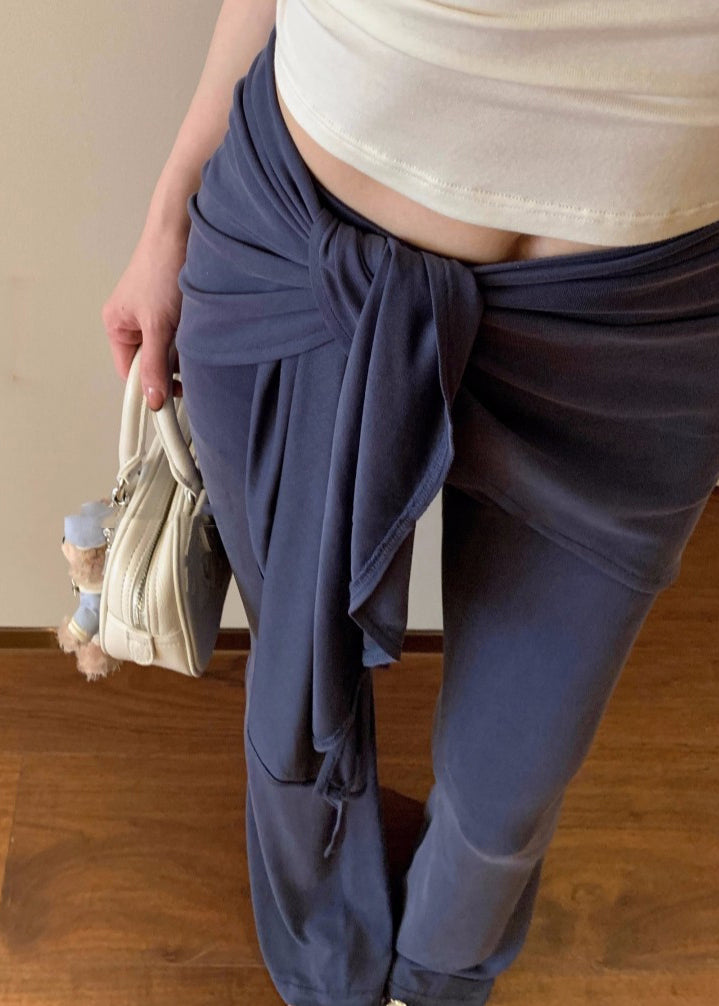 Lässige blaue Leggings mit gerafftem Po und angedeutetem Schlag, zweiteilig