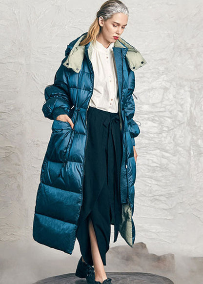 Lässige blaue Winter-Daunenjacke mit Reißverschlusstaschen