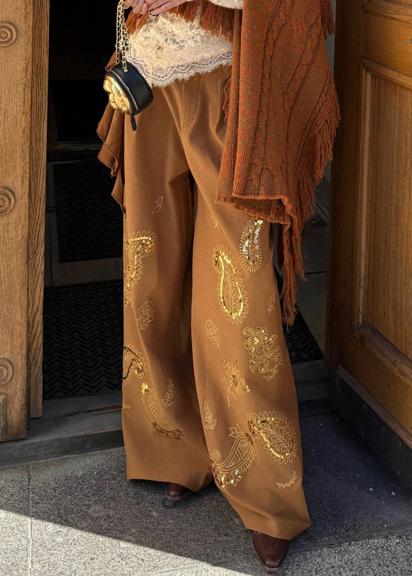 Lässige braune, bestickte, asymmetrische Paillettenhose mit weitem Bein für den Frühling