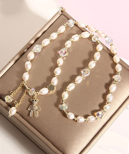 Lässiges Armband mit kleinem Bären-Charm und eingelegter Perle und Edelstein