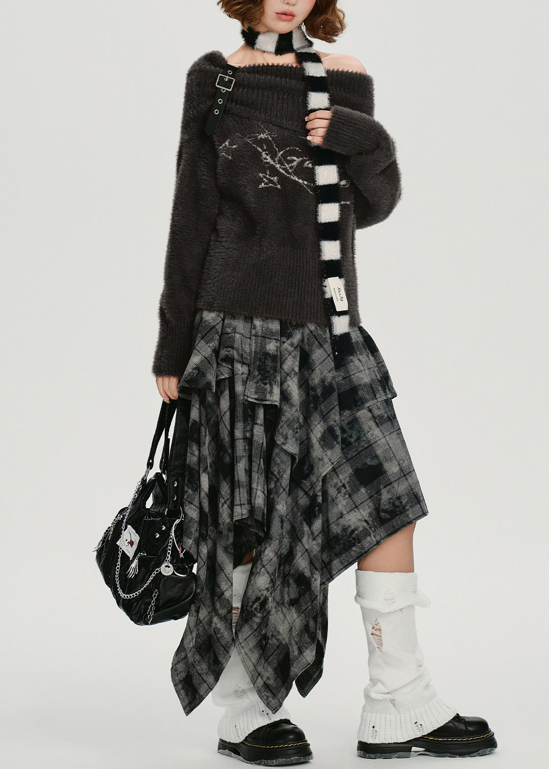 Lässiger Winterpullover aus Schokoladenbraun mit Cut-Out-Schultern und Kunstpelz-Strickmuster