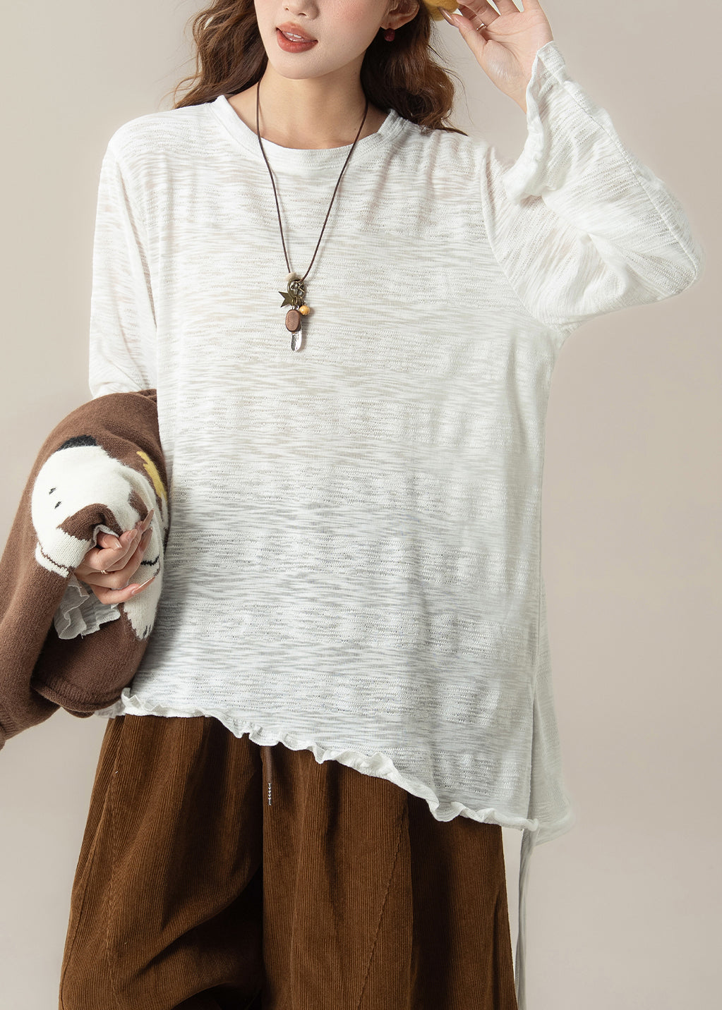 Lässiges zweiteiliges Strickset mit knalligen Hundemotiven: Strickweste und weißes Rüschen-T-Shirt