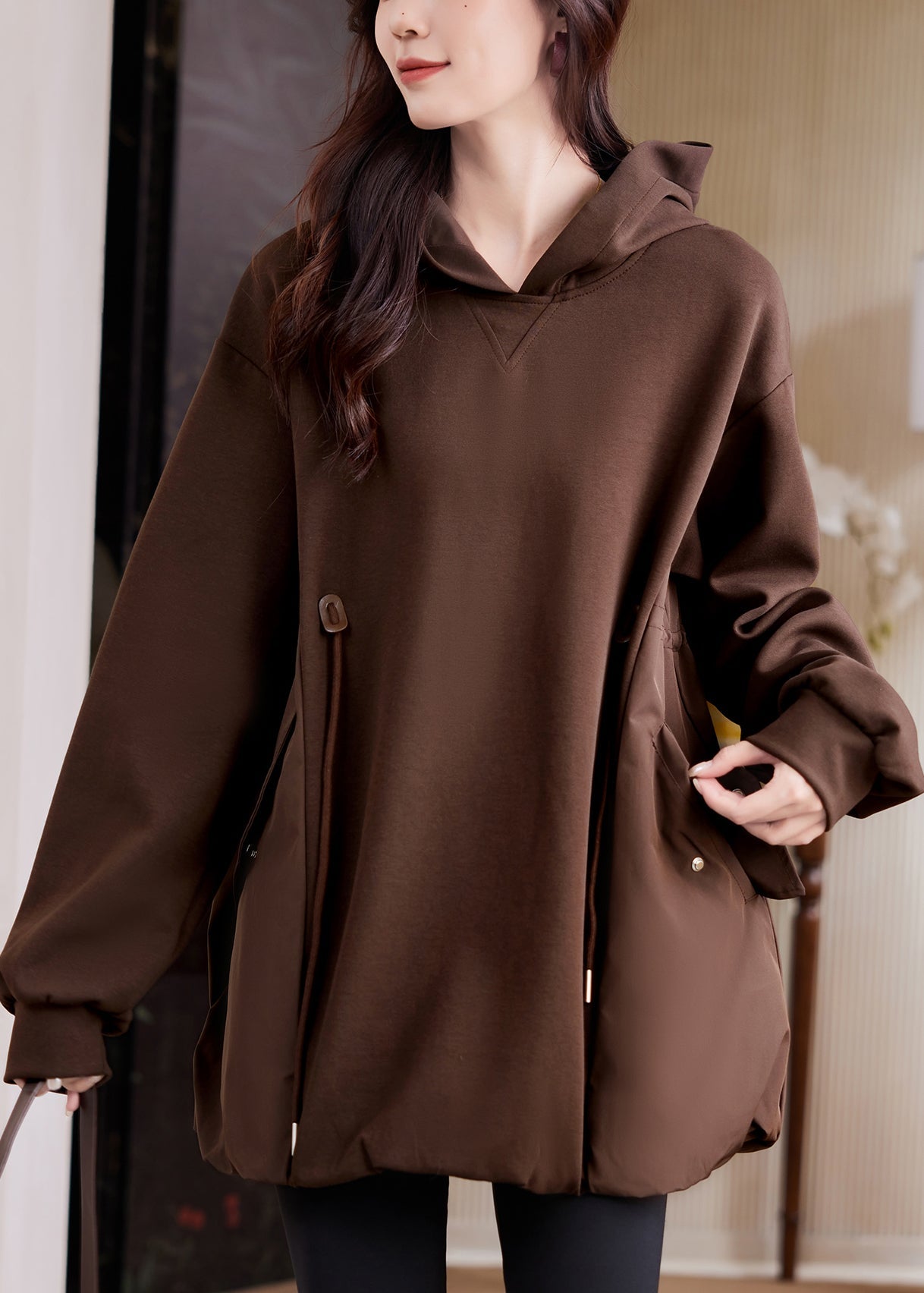 Lässiges, kaffeefarbenes Kapuzen-Sweatshirt mit Taschen und Kordelzug aus Baumwolle für den Frühling