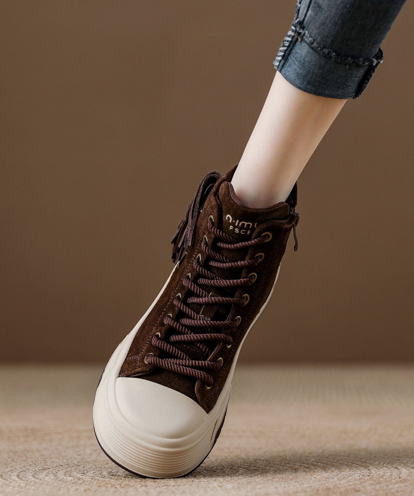 Lässige Schnürstiefel aus Wildleder mit Quasten in Kaffeebraun