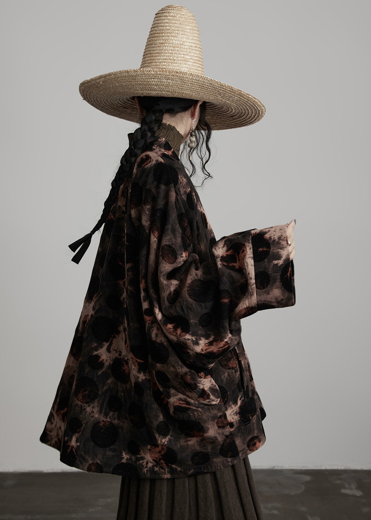 Lässige Baumwollmäntel in Kaffeebraun mit V-Ausschnitt, Knöpfen und Batikmuster für den Frühling