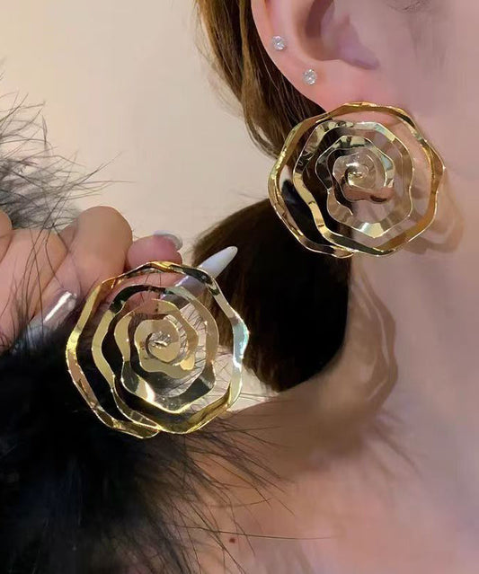 Pendientes casuales de aro con diseño floral calado de cobre dorado