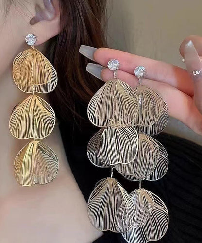 Pendientes casuales de plata de ley dorada con circonitas cúbicas y diseño floral ahuecado