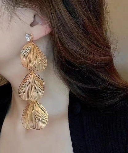 Pendientes casuales de plata de ley dorada con circonitas cúbicas y diseño floral ahuecado