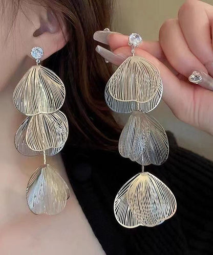 Pendientes casuales de plata de ley dorada con circonitas cúbicas y diseño floral ahuecado