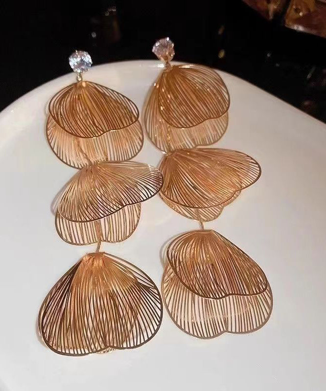 Pendientes casuales de plata de ley dorada con circonitas cúbicas y diseño floral ahuecado