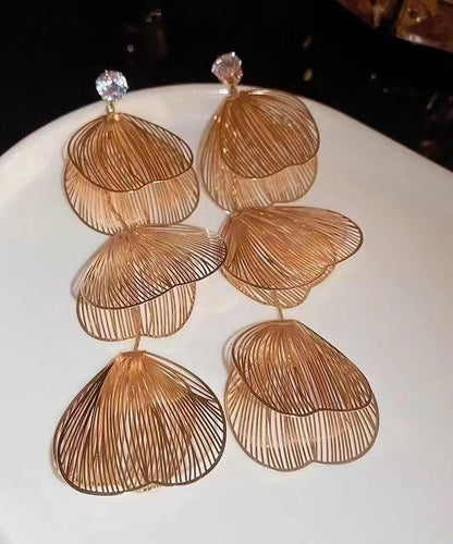 Pendientes casuales de plata de ley dorada con circonitas cúbicas y diseño floral ahuecado