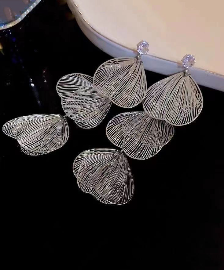 Lässige Ohrringe aus vergoldetem Sterlingsilber mit Zirkonia-Aushöhlen und floralem Muster