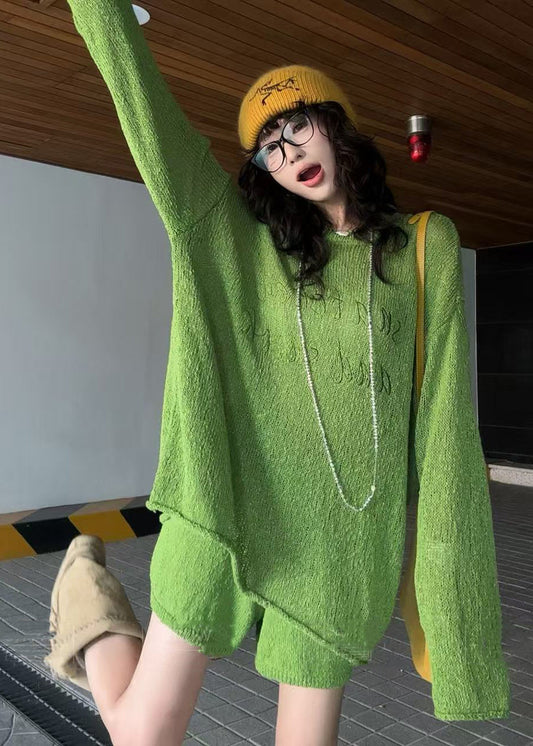 Lässiges, grasgrünes, zweiteiliges Strickset mit bestickten Buchstaben – ideal für den Frühling