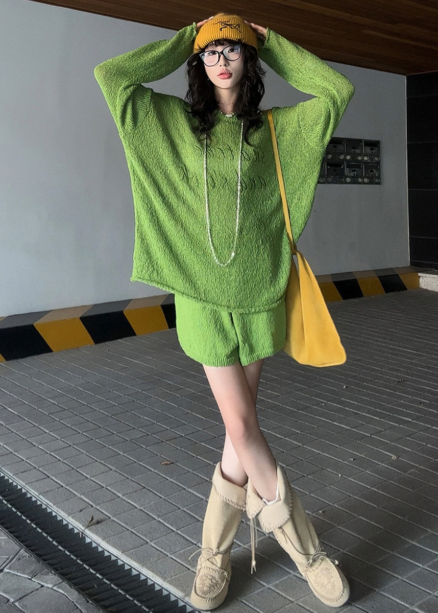 Lässiges, grasgrünes, zweiteiliges Strickset mit bestickten Buchstaben – ideal für den Frühling