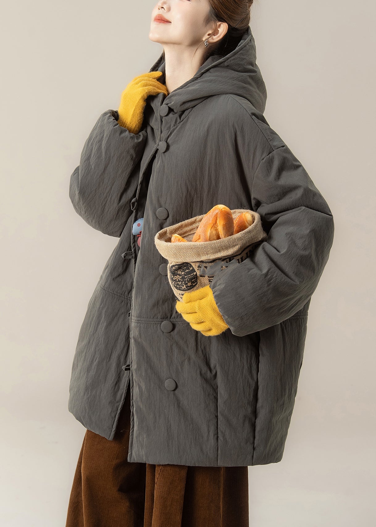 Parka informal gris con bolsillos, capucha y mangas farol