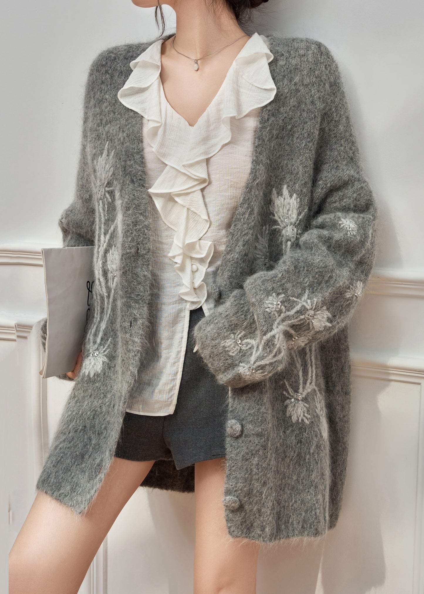 Lässiger grauer Cardigan aus Baumwollstrick mit V-Ausschnitt und Blumenstickerei für den Frühling