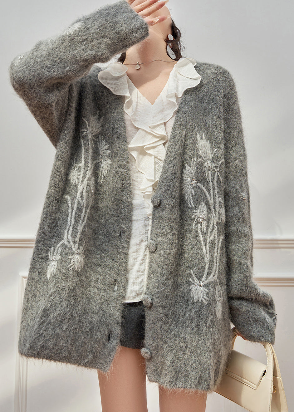 Lässiger grauer Cardigan aus Baumwollstrick mit V-Ausschnitt und Blumenstickerei für den Frühling