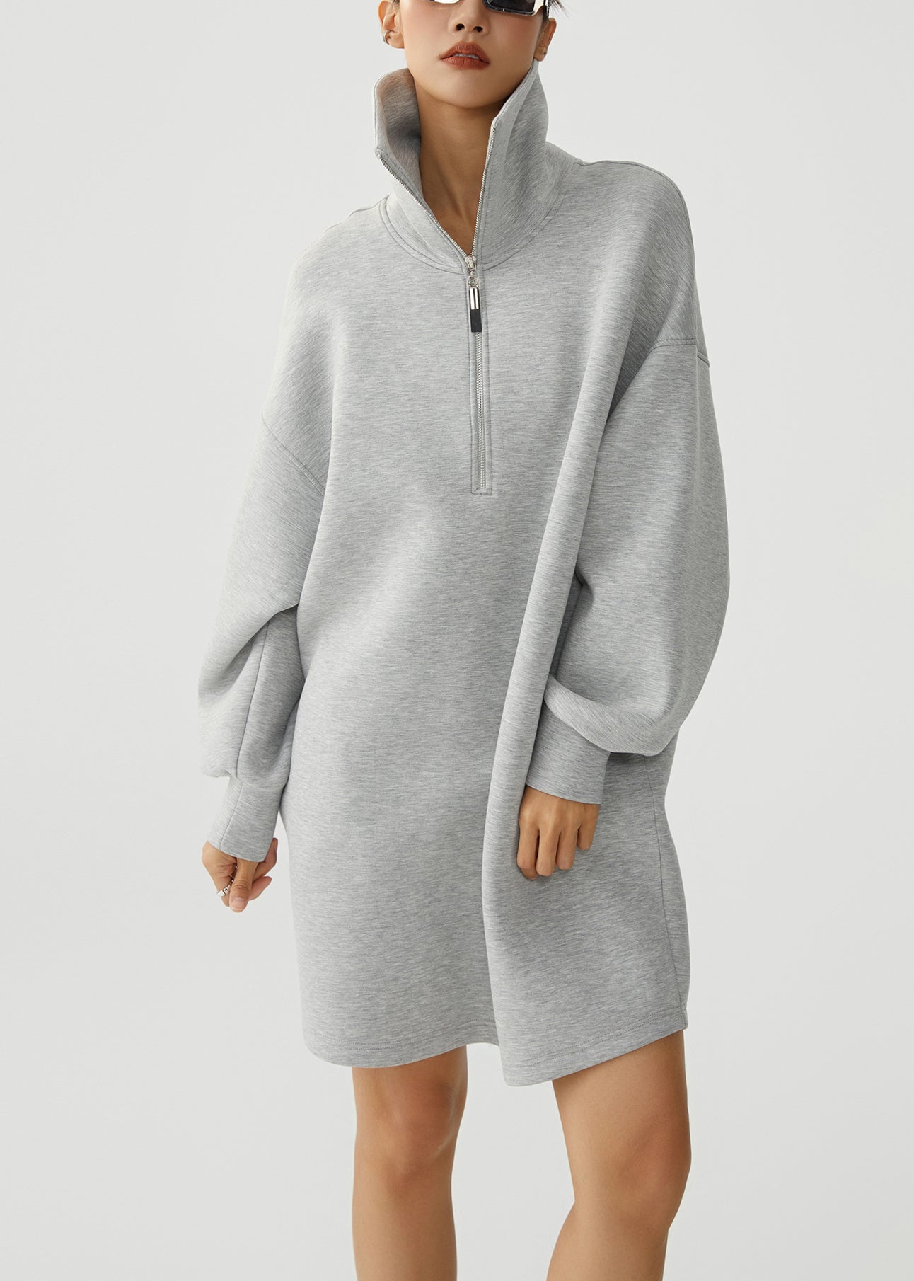 Lässiges graues Fleece-Sweatshirtkleid mit Reißverschlusstaschen für den Winter