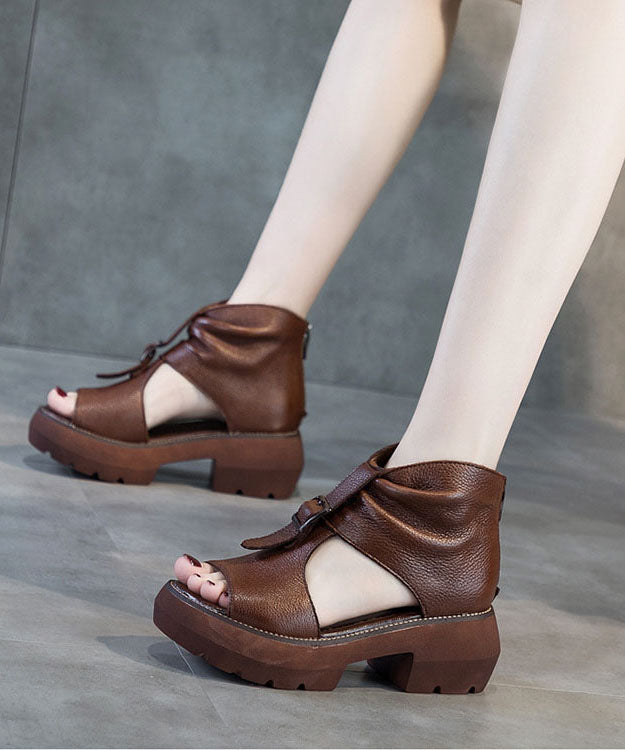 Lässige Sandalen mit ausgehöhlten Keilabsätzen aus braunem Rindsleder mit Plateau und klobigen High Heels