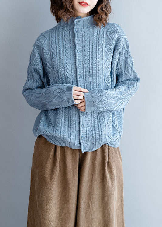 Lässiger hellblauer Rollkragenpullover mit Knopfleiste aus Wolle