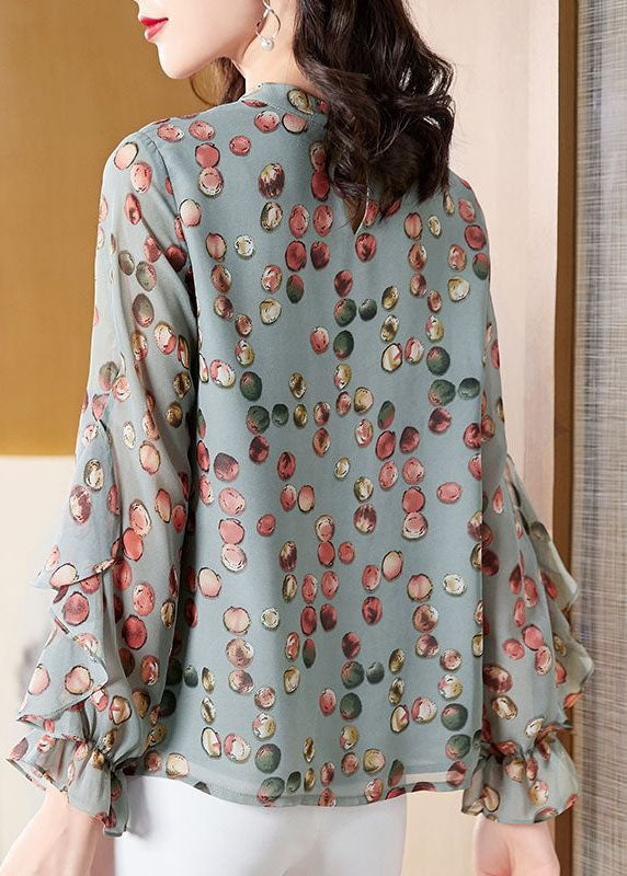 Lässiges hellgrünes Chiffon-Shirt mit asymmetrischem Rundhalsausschnitt und Frühlingsdruck