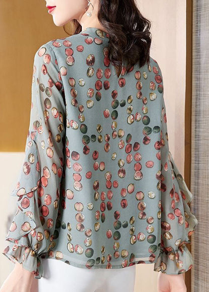 Lässiges hellgrünes Chiffon-Shirt mit asymmetrischem Rundhalsausschnitt und Frühlingsdruck