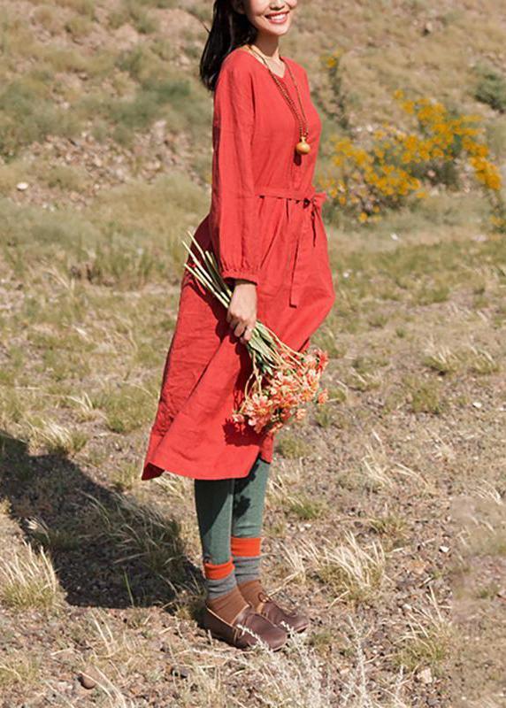 Lässiges, lockeres, weibliches Frühlingsschnürkleid