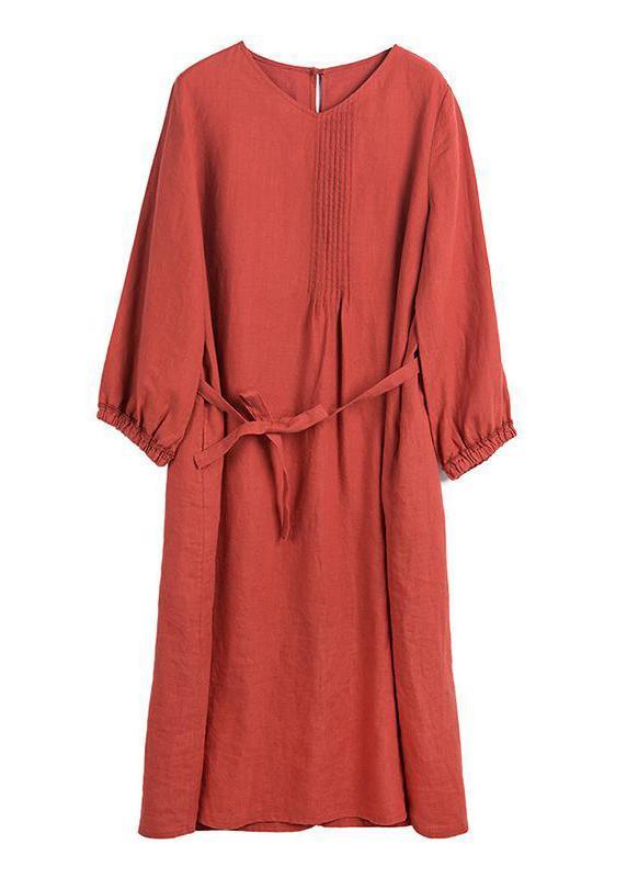 Lässiges, lockeres, weibliches Frühlingsschnürkleid