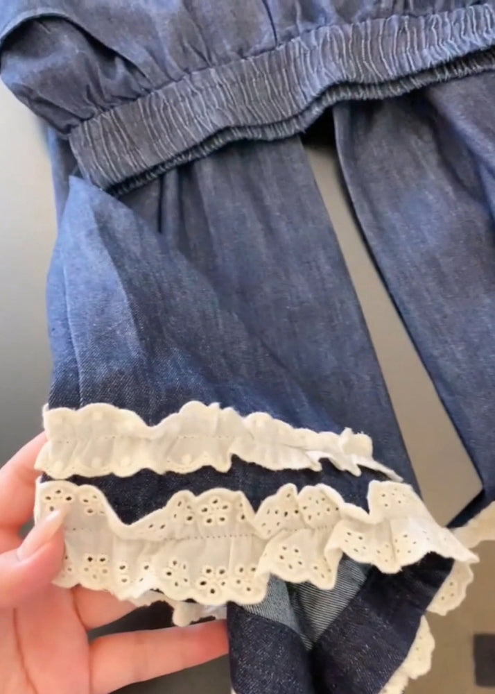 Lässige, marineblaue Jeans mit Taschen, Spitzeneinsatz und weitem Bein für den Frühling