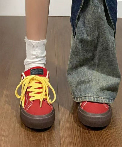 Lässige rote Canvas-Schnürschuhe mit flacher Sohle