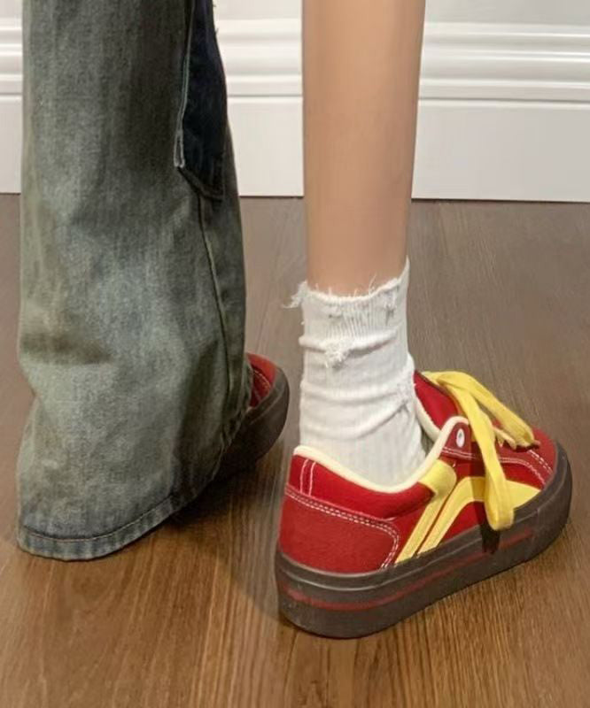Lässige rote Canvas-Schnürschuhe mit flacher Sohle