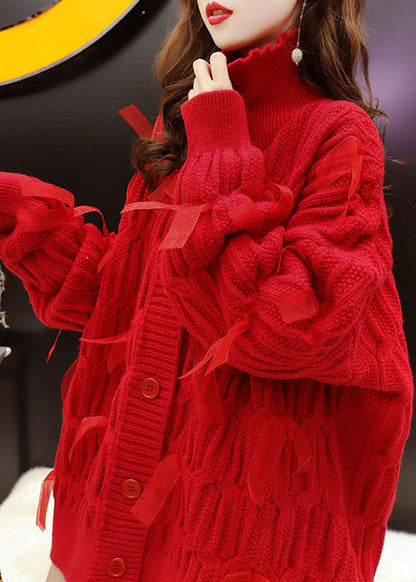 Lässiger, rosafarbener, lockerer, gemütlicher langer Pullover mit Knöpfen