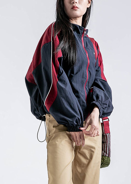 Lässiger roter Patchwork-Mantel mit Reißverschlusstaschen, Kordelzug und Frühlingsmotiven